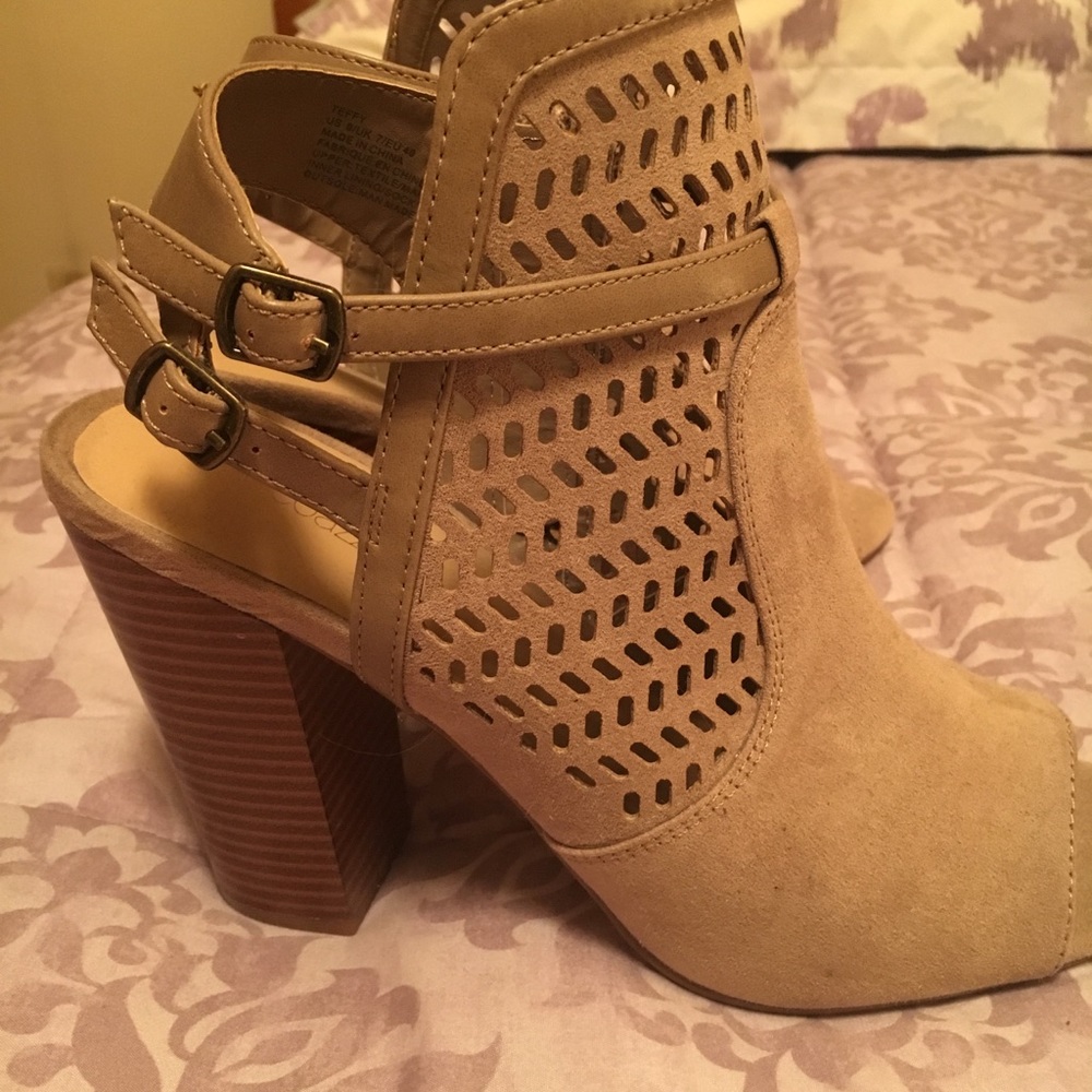 Never Worn! Size 9 tan suede